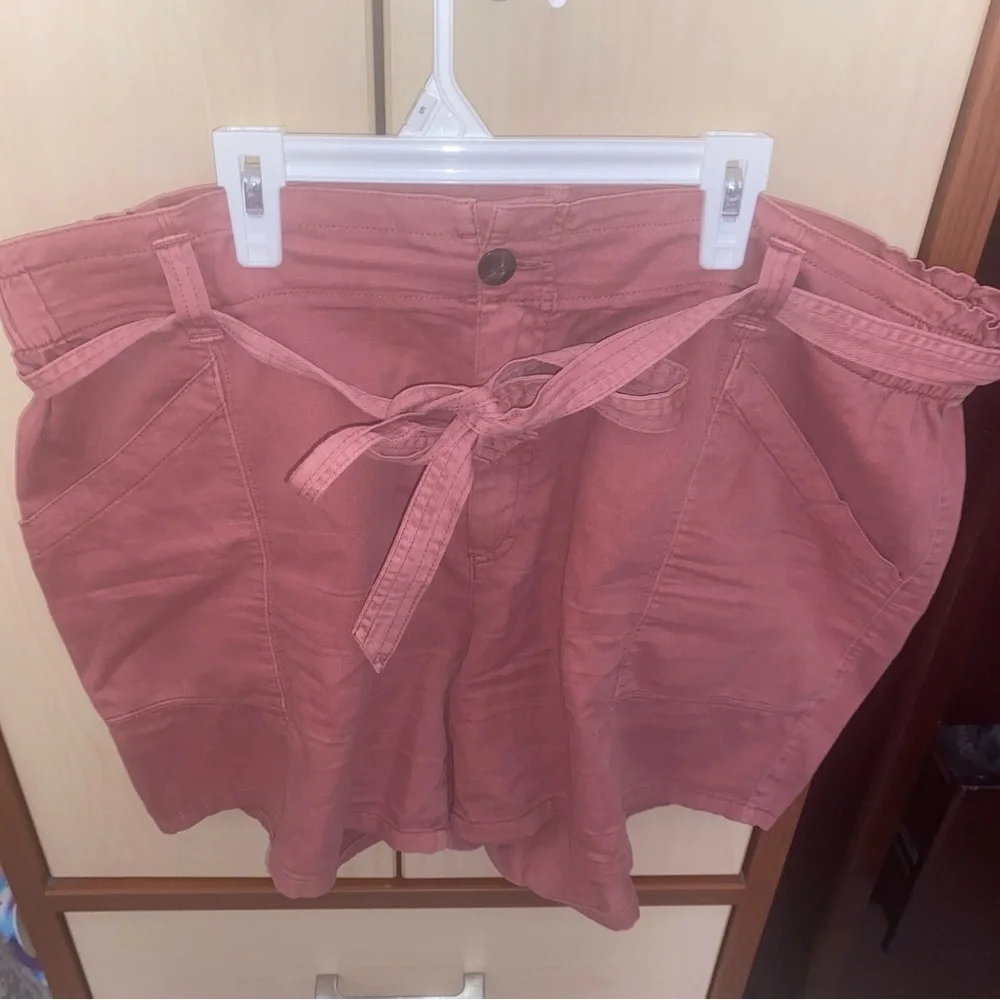 Old Navy Women’s High-Waisted Twill Workwear Shorts Dusty Red
